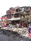 Pile de déchets devant un temple